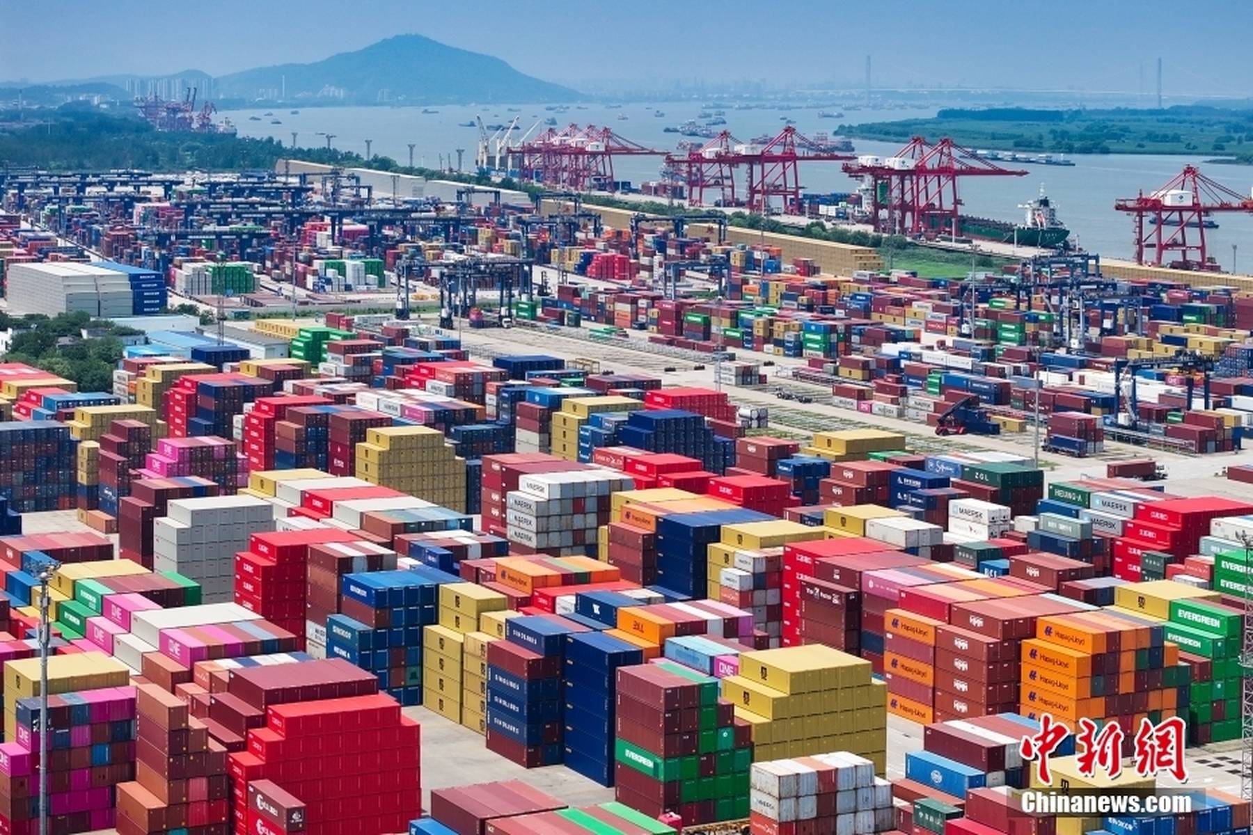 2025年上半年中國貨物貿(mào)易進出口21.79萬億元 同比增長2.9%